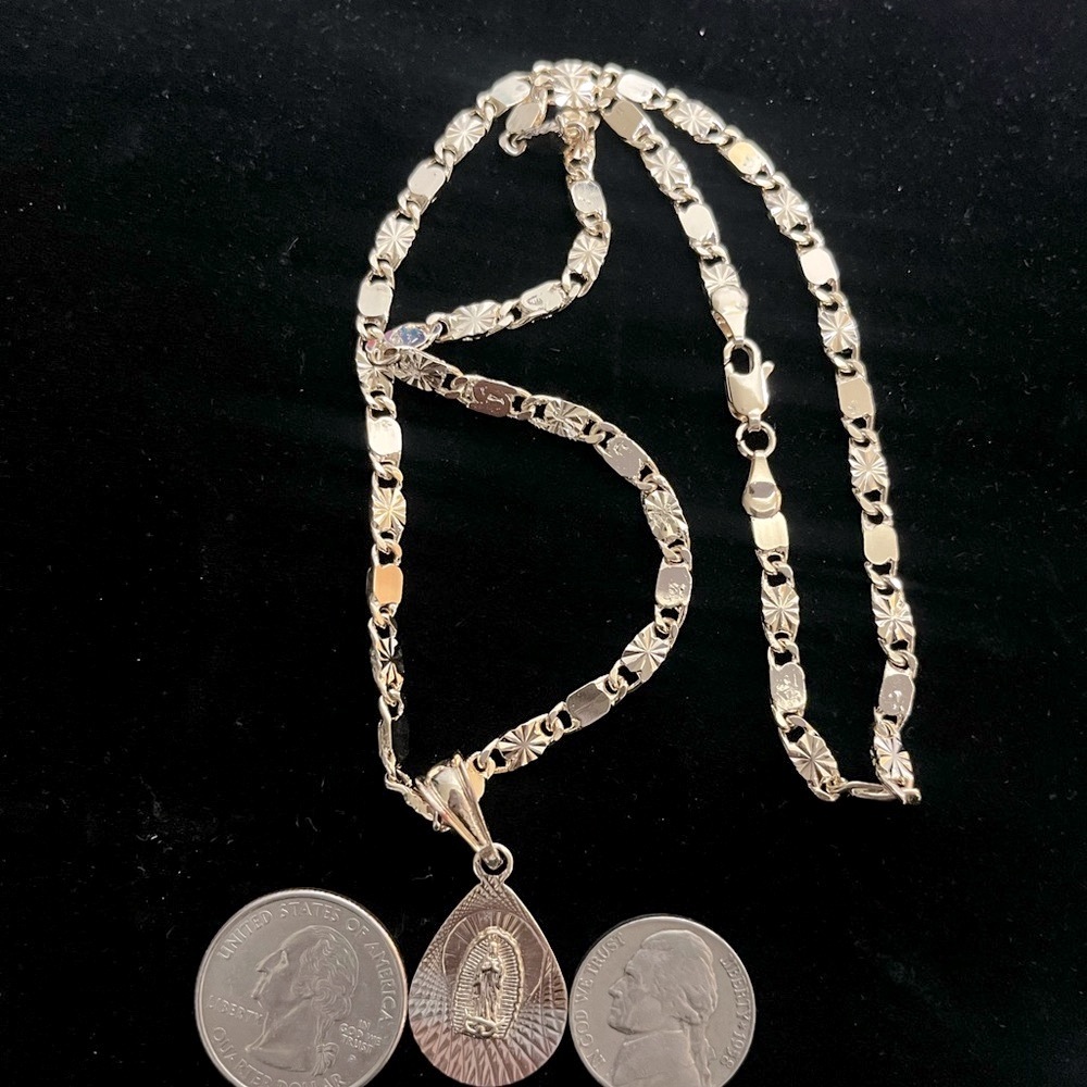 New Laminated gold chain with 24” image of the Virgin of Gudalupe - Picture 8 of 8
